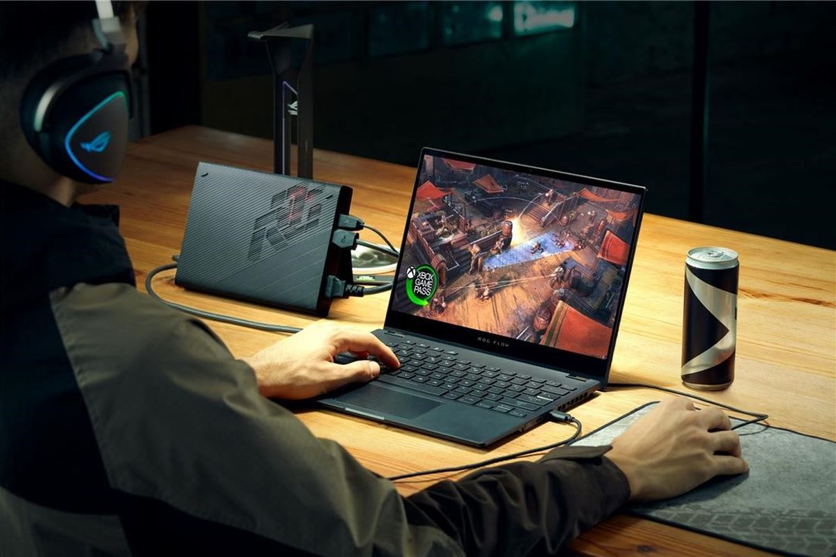 Ilustrasi laptop Asus ROG Flow X13 beserta GPU eksternal ROG XG Mobile