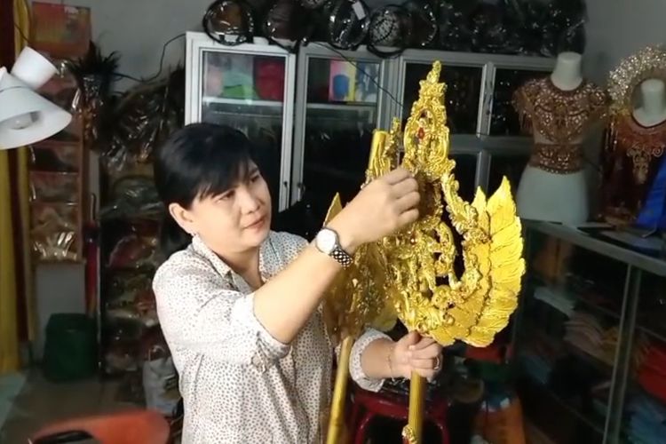 Pemilik jasa sewa baju karnaval Yuniar menunjukkan salah satu aksesoris baju karnaval yang disewakan untuk keperluan pawai budaya dan pawal hari kemerdekaan RI Ke-80.