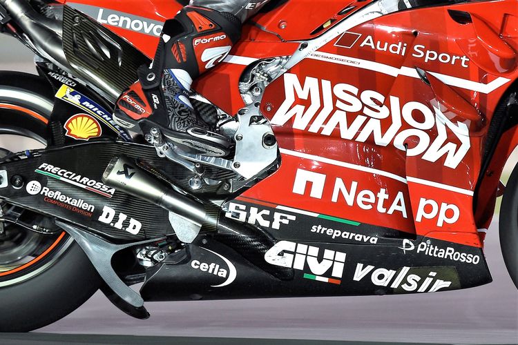 Tagline Mission Winnow di motor balap tim Ducati MotoGP.