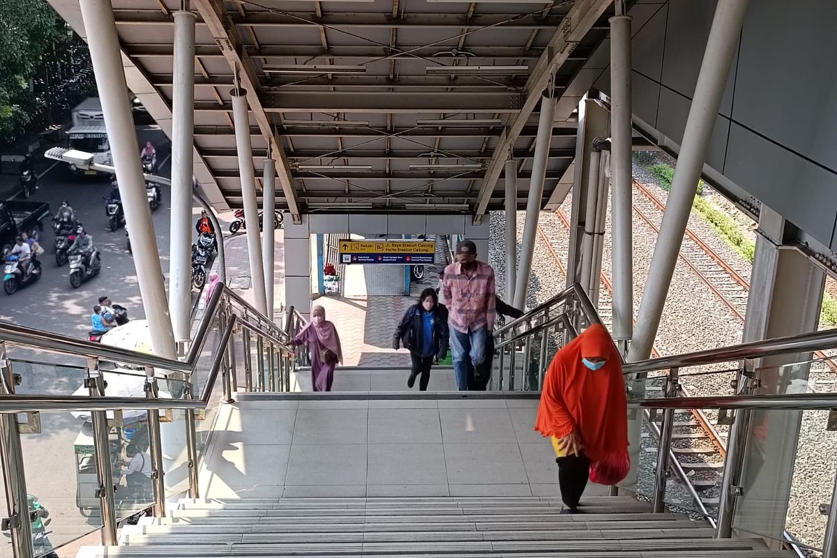 Pintu masuk dan keluar Stasiun Cakung via Jalan Raya Stasiun Cakung, Jakarta Timur, Rabu (17/5/2023).