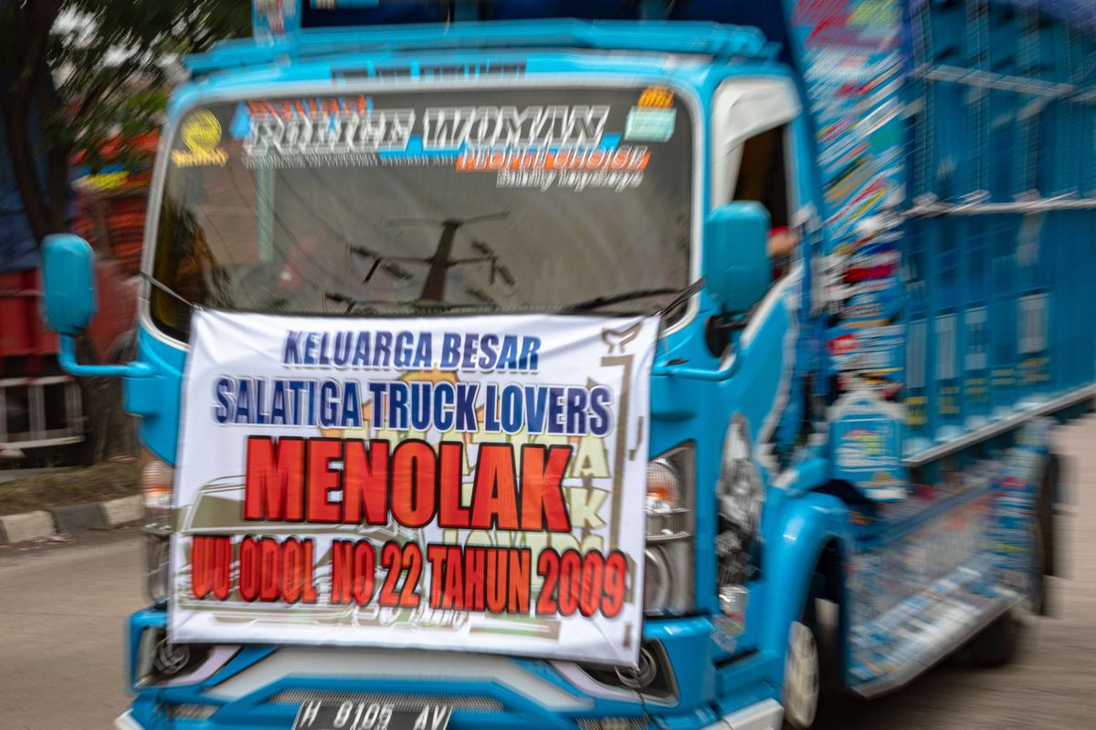 Sebuah truk yang tergabung dalam Asosiasi Pengemudi Independen (API) Jateng melaju di Jalan Siliwangi Semarang saat mengikuti aksi pawai demo tolak aturan ODOL menuju Kantor Dinas Perhubungan Jawa Tengah di Semarang, Jawa Tengah, Selasa (22/2/2022). Dalam aksi tersebut mereka menolak kebijakan pemerintah terkait pembatasan dan pelarangan truk over dimension loading (ODOL) atau kelebihan dimensi dan muatan yang dinilai akan merugikan mereka, serta menuntut adanya revisi UU No 22 Tahun 2009 tentang lalu lintas dan angkutan.