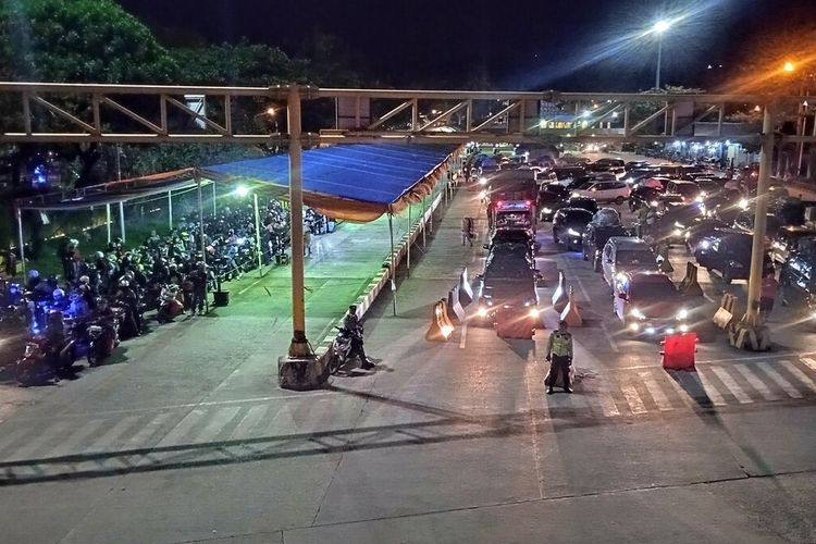 Seorang pemudik berjalan di selasar menuju Dermaga 1 Pelabuhan Bakauheni untuk naik ke kapal menuju Pelabuhan Merak, Minggu (8/5/2022). Arus mudik di Pelabuhan Bakauheni mulai tampak lengang pada Minggu malam.