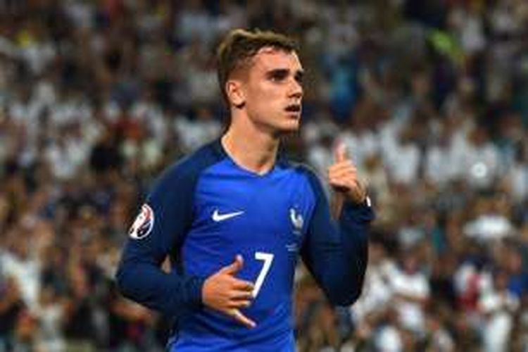 Penyerang Perancis, Antoine Griezmann, merayakan golnya usai membobol Jerman dari titik putih pada laga semifinal Piala Eropa 2016, pada 7 Juli 2016.