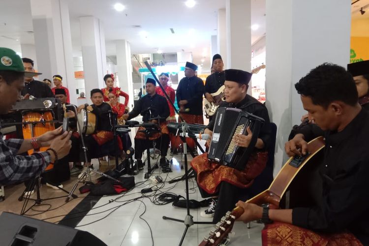 Aris Wardoyo saat sedang bermain alat musik accordion bersama rekan-rekan musiknya, Minggu (13/10/2024).