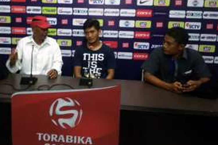 Pelatih Persela Sutan Harhara (kiri), dalam sesi jumpa pers setelah pertandingan, Jumat (19/8/2016)