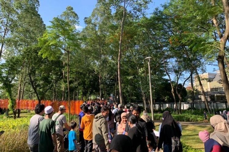 Suasana Taman Tebet Eco Park, Jakarta Selatan, terpantau padat oleh warga Jakarta dan sekitarnya yang berwisata pada Minggu (8/5/2022).
