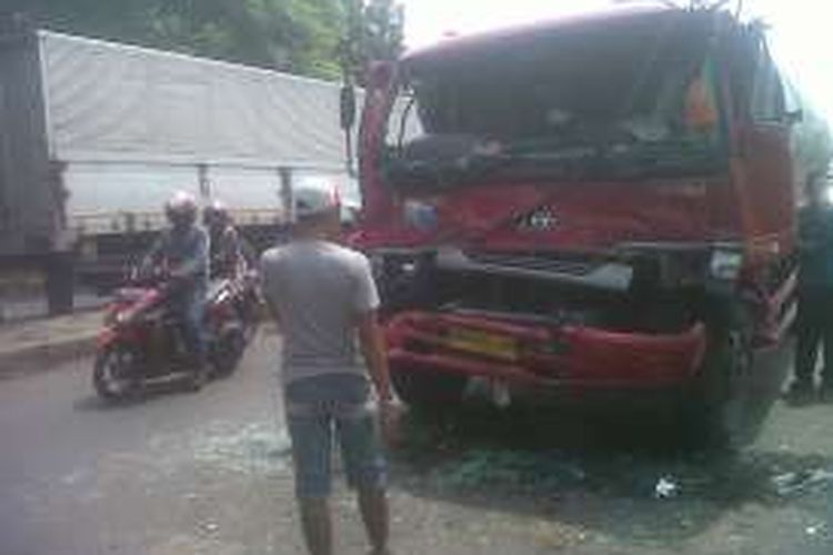 Body truk tangki L 8978 UM ringsek setelah menabrak truk fuso  BE 9491 CS di  di Jalan Raya Semarang -  Demak KM 11,  Desa Loireng Kecamatan Sayung, Demak.  Kecelakaan itu mengakibatkan dua pengendara motor tewas, Kamis ( 17/3/2016 ) siang.