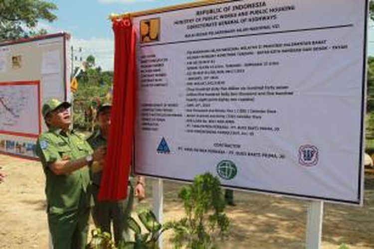 Gubernur Kalimantan Barat, Cornelis saat meresmikan secara simbolis pengerjaan proyek jalan Lintas Kalimantan Barat di Kabupaten Sanggau (22/6/2015). 