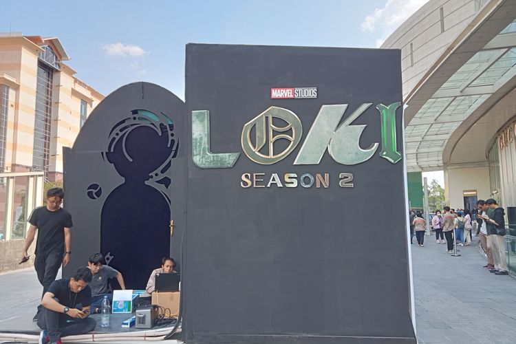Instalasi Loki season 2 di depan Senayan City, Jakarta Pusat, Kamis (19/10/2023).