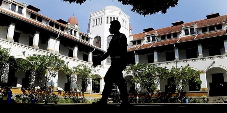 Petugas jaga memeriksa seputar kawasan Gedung Lawang Sewu yang telah berhasil menjadi contoh konservasi bangunan cagar budaya di Kota Semarang, Jawa Tengah, Rabu (20/4/2016). Gedung-gedung tua berarsitektur indah dengan cerita sejarah masa lalu menjadi potensi wisata yang belum tergarap, seperti di Kota Lama.