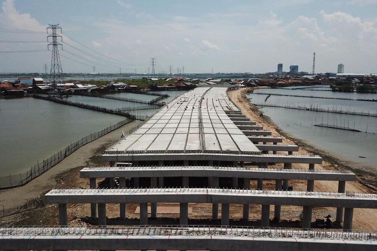 Progres pembangunan Tol Semarang-Demak Seksi dua di Desa Sidogemah, Kecamatan Sayung, Kabupaten Demak, Jawa Tengah Selasa (26/1/2021).