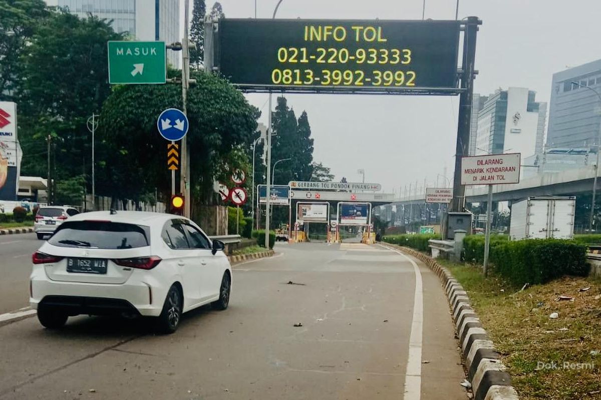 Gerbang Tol Pondok Pinang, yang merupakan salah satu gerbang tol di ruas Tol Jakarta Outer Ring Road Seksi S (JORR-S).