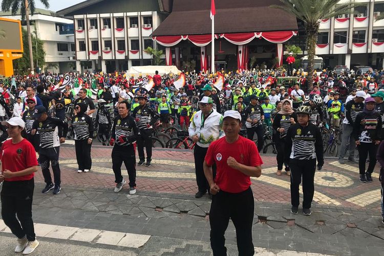 Peserta Gowes Nusantara 2019 di Kota Seribu Sungai terlebih dahulu melakukan SKJ di depan Kantor Wali Kota Banjarmasin, 8 September 2019.