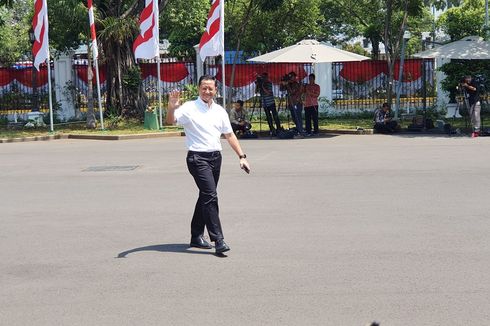 Berkemeja Putih, Wabendum PDI-P Juliari Batubara Penuhi Panggilan Jokowi