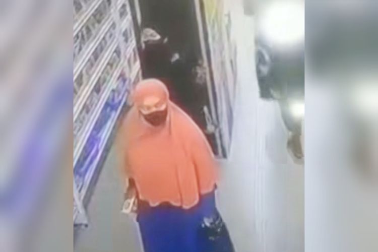 Potongan rekaman CCTV yang memperlihatkan dua emak-emak di Makassar yang Ngutil susu bayi di Toko Satusama, Jalan Landak Lama, Kecamatan Mamajang, Kota Makassar, Sulsel, Minggu (28/5/2023)