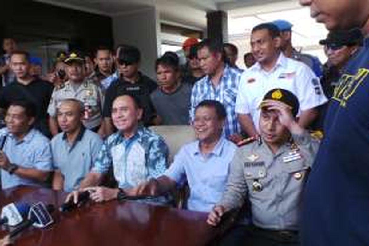 Konferensi pers penangkapan tersangka pembunuhan di Pulomas, Ridwan Sitorus alias Ius Pane (54), di Bandara Halim Perdana Kusumah, Minggu (1/1/2017). Konferensi pers dipimpin oleh Kapolda Metro Jaya Irjen Pol Mochamad Iriawan (berbatik biru).
