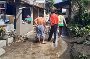 Warga di Solo Bersih-bersih Rumah dari Lumpur Sisa Banjir