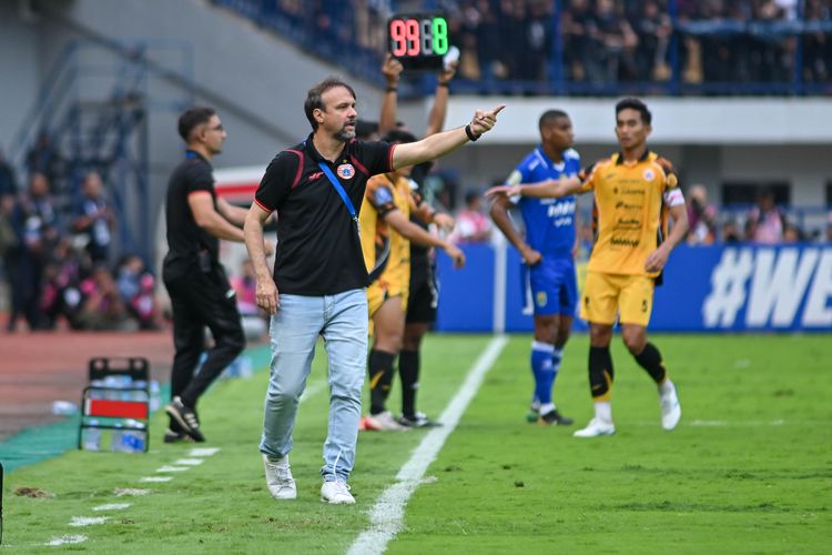 Pelatih kepala Persija Jakarta Mauricio Souza memberikan instruksi di pinggir lapangan pada laga melawan Persib Bandung di pekan ke-17 Super League 2025-2026, Minggu (11/1/2026) di Stadion Gelora Bandung Lautan Api (GBLA). 