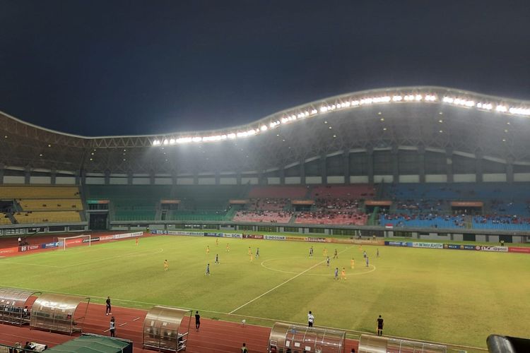 Lampu Stadion Patriot Candrabhaga apabila menyala terang, seperti yang terlihat pada awal laga Piala AFF U19 antara timnas Thailand dan Brunei pada Jumat (8/7/2022).