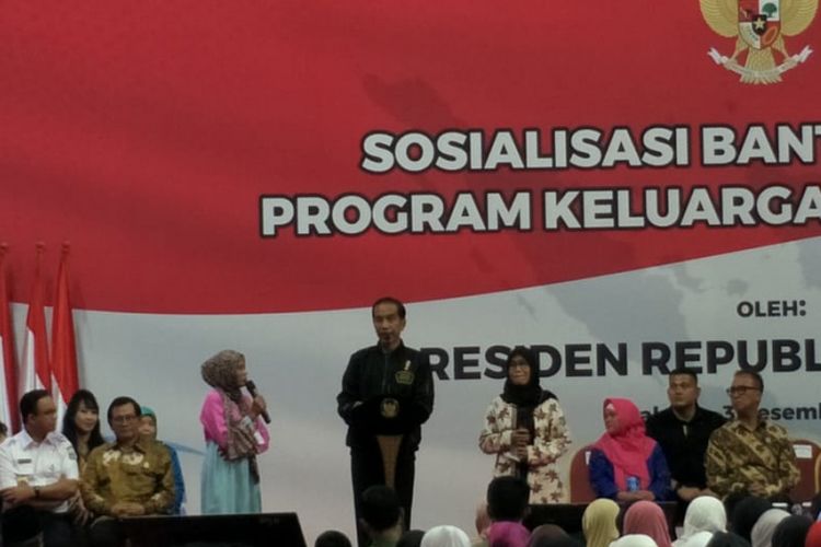 Presiden Joko Widodo berbincang dengan warga dalam acara sosialisasi bantuan sosial PKH 2019 di Gelanggang Remaja, Jalan Otto Iskandardinata, Jakarta Timur, Senin (3/12/2018).