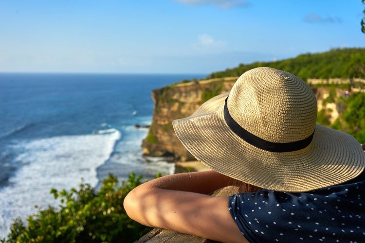 Ilustrasi wisatawan di salah satu tebing di Uluwatu di Pecatu, Bali.