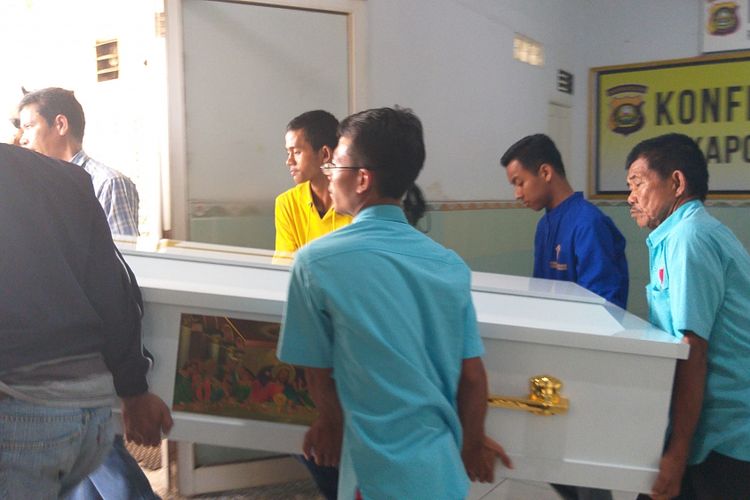 Peti jenazah keluarga FX Ong ketika berada di RS Bhayangkara Palembang usai menjalani otopsi, Kamis (25/10/2018). Setelah menjalani otopsi, empat jenazah itu akan dibawa ke rumah duka rumah sakit RK Charitas sebelum dikremasi. 