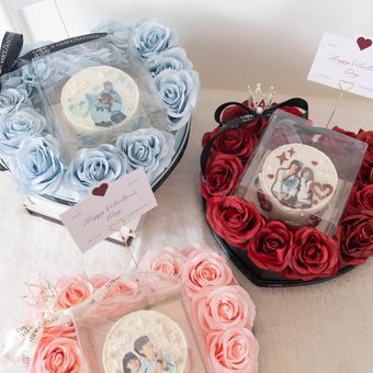 Flower Cake dari Cake a Day kolaborasi dengan Chrysantheflor sebagai rekomendasi toko kue di Surabaya dengan hampers spesial Valentine.