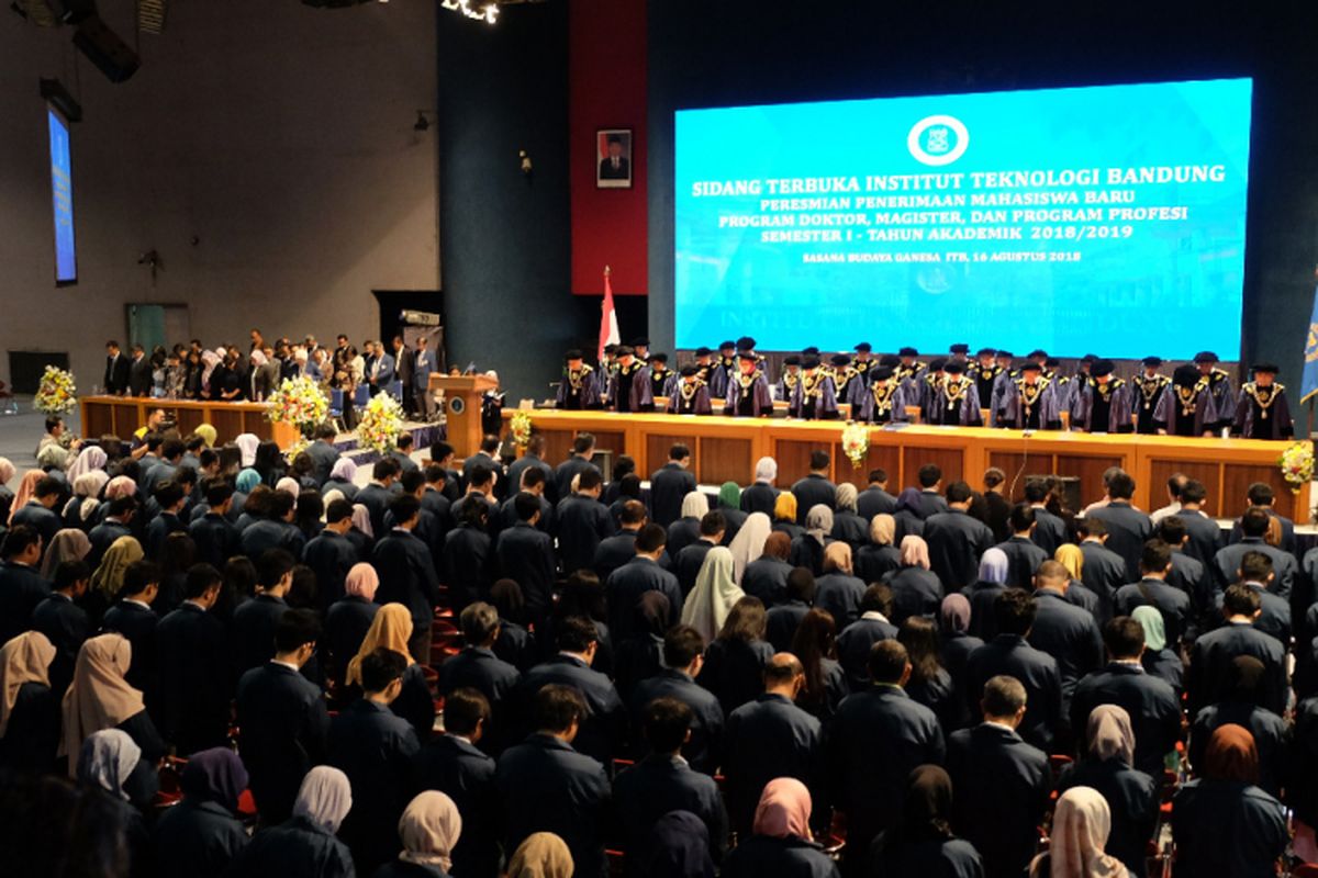 Insitut Teknologi Bandung (ITB) menggelar melantik mahasiswa baru dalam Penerimaan Mahasiswa Baru untuk Program Doktor, Magister, dan Program Profesi (PPMB) pada Kamis (16/08/18) lalu.