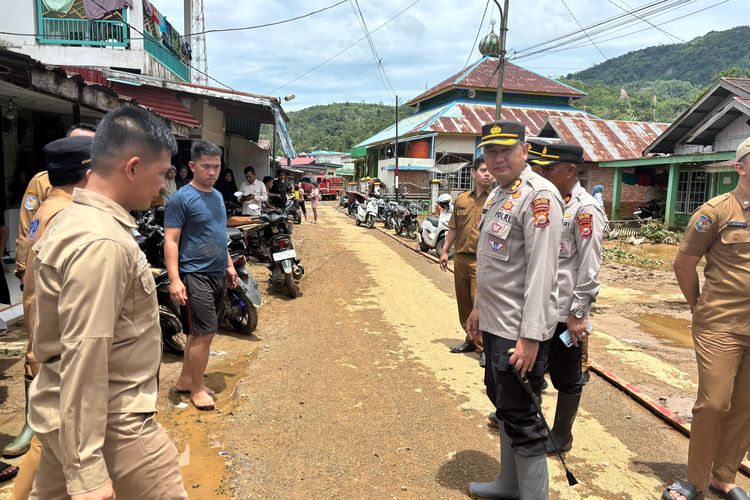 Pasca Banjir di Lebong Bengkulu, Polisi Bersihkan Sekolah, Buku Pelajaran dan Komputer Rusak