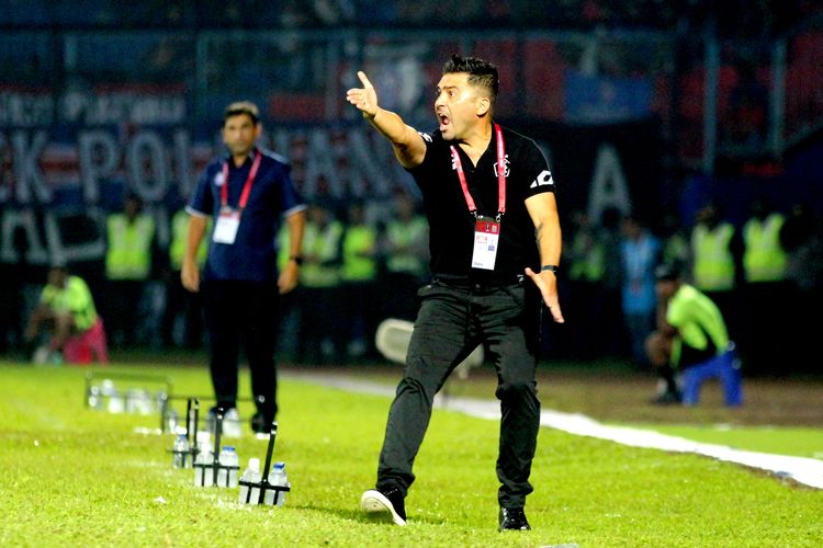 Pelatih Persik Kediri Javier Roca protes kepada wasit saat pertandingan kedua babak penyisihan Grup D Piala Presiden 2022 melawan Arema FC yang berakhir dengan skor 0-1 di Stadion Kanjuruhan Kepanjen, Kabupaten Malang, Rabu (15/6/2022) malam.