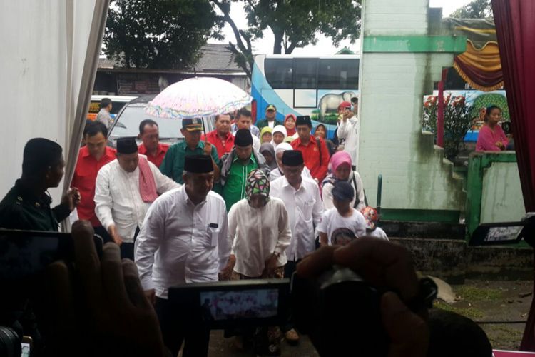 Pasangan calon koalisi PDIP dan PKB Kabupaten Madiun, Djoko Setijono dan Suprapto ( DjosTo) mendaftar di KPU Kabupaten Madiun, Rabu ( 10 / 1 / 2018) sore.