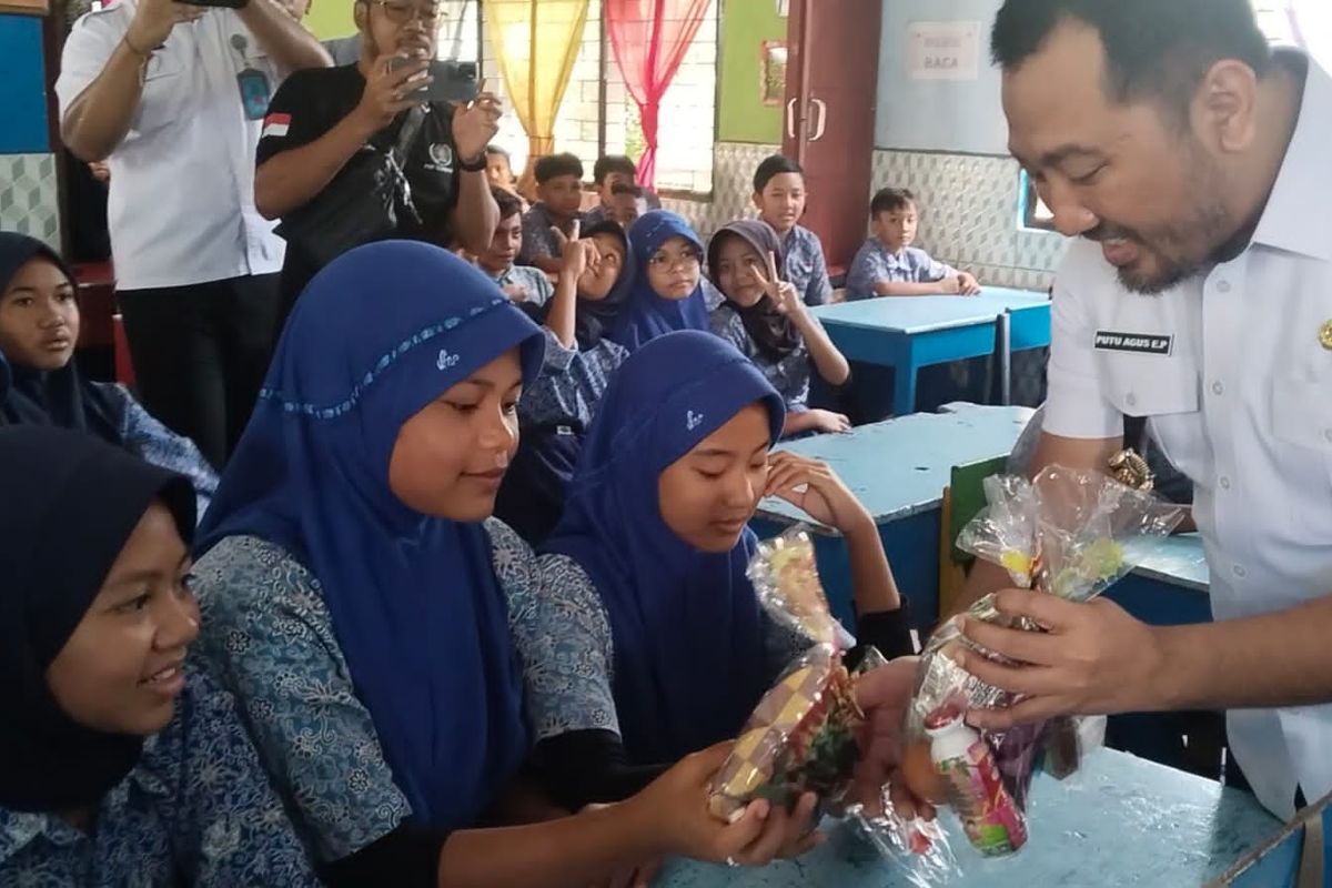 Uji Coba, 1.200 Siswa SD di Sumbawa Dapat Sarapan Bergizi Gratis