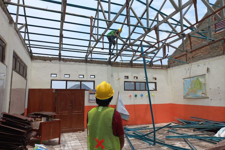 Pemerintah Kota Depok mulai memperbaiki dua atap kelas SDN Pancoran Mas 3 Depok, yang ambruk akibat diterpa angin kencang dan hujan deras.
