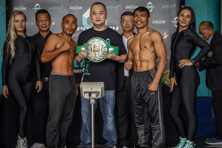 Hebi Marapu dan Pipat Chaiporn berhadapan usai menjalani sesi timbang badan di Max MuayThai Stadium, Pattaya, Kamis (7/7/2022). (Foto: XBC Sportech)