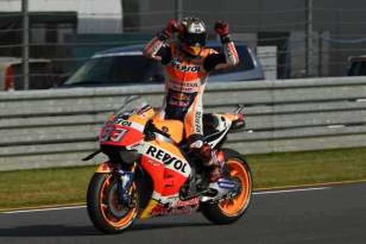 Pebalap Repsol Honda Team asal Spanyol, Marc Marquez, merayakan kemenangannya pada balapan GP Jepang di Sirkuit Twin Ring Motegi, Minggu (16/10/2016).