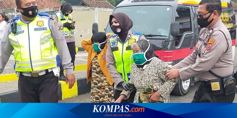 Cerita Polwan Ingin Gendong Nenek Renta Saat Pembagian Sembako di Gunung Galunggung