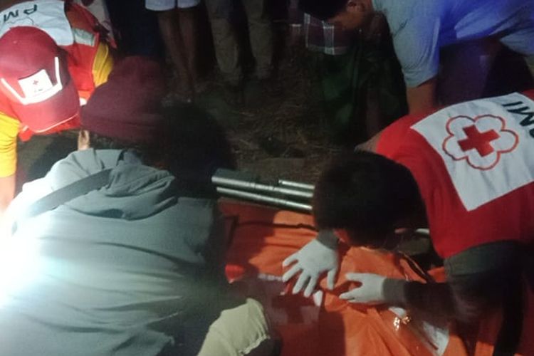 Petugas saat mengevakuasi ibu dan anak yang tertabrak truk di Desa gondowangi, Kecamatan wagir, Kabupaten Malang, Jawa Timur, Kamis (13/7/2022) malam sekitar 18.45 WIB.
