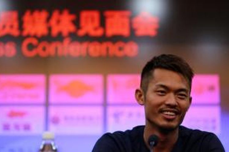 Pebulu tangkis China, Lin Dan, tersenyum saat memberikan keterangan pers sebelum dimulainya BWF World Championships atau Kejuaraan Dunia 2013 di Guangzhou, China, Minggu (4/8/2013). 