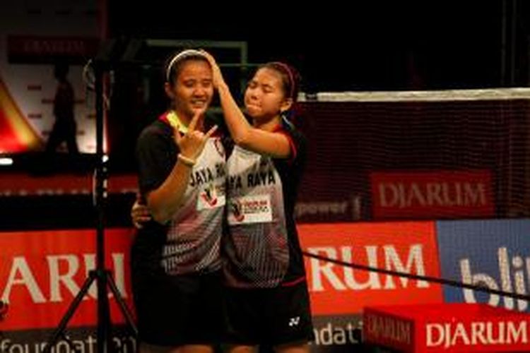 Pemain ganda Jaya Raya Jakarta, Greysia Polii (kanan)/Anggia Shitta Awanda, merayakan kemenangan atas ganda Renesas Japan, Naoko Fukuman/Kurumi Yonao, pada laga final Djarum Superliga Badminton 2015 di GOR Lila Bhuana Denpasar, Bali, sabtu (31/1/2015).