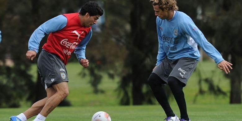 Luis Suarez dan Diego Forlan sedang berlatih.