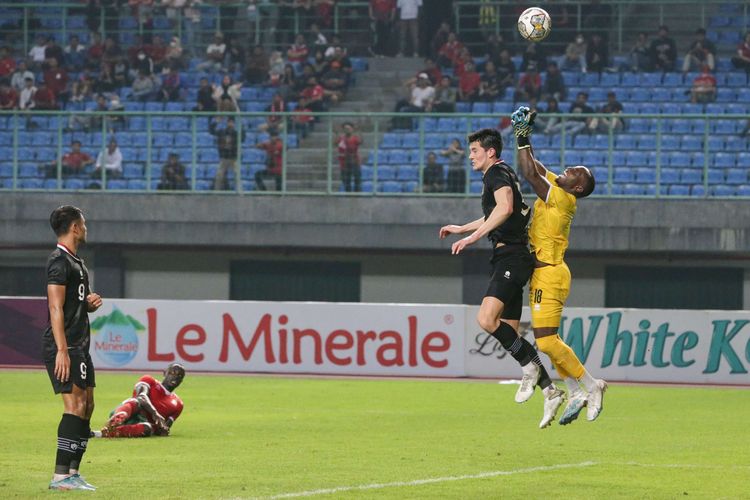 Pemain timnas Indonesia Elkan Baggott berebut bola penjaga gawang Burundi Rukundo Onesime  saat pertandingan FIFA Matchday di Stadion Patriot Candrabhaga, Bekasi, Selasa (28/3/2023). Burundi ditahan imbang dengan skor 2-2.