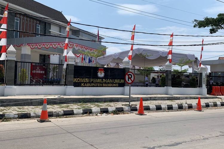 Suasana dan kondisi kantor KPUD Kabupaten Bandung jelang pendaftaran kedua pasang calon Bupati dan Wakil Bupati Bandung, Kamis (29/8/2024)