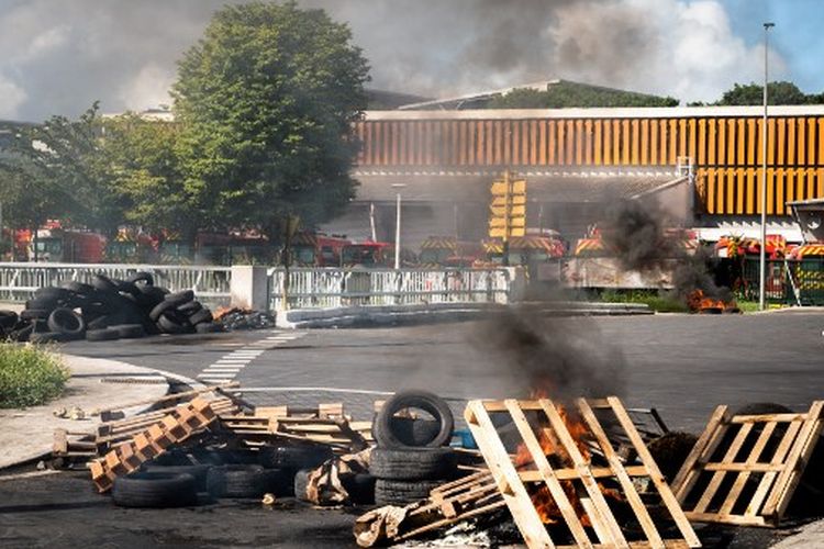 Foto ini menunjukkan pemasangan blokade oleh militan serikat pekerja UGTG 'Union generale des travailleurs de Guadeloupe' di bundaran Perrin Les Abymes, di kepulauan Guadeloupe, Karibia Prancis, pada 17 November 2021. -