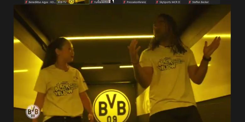Legenda Borussia Dortmund, Patrick Owomoyela, saat memperlihatkan terowongan pemain di Stadion Signal Iduna Park.