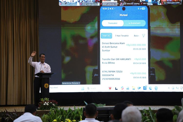 Menteri Pertanian (Mentan) Andi Amran Sulaiman memimpin penggalangan bantuan kemanusiaan bagi korban bencana di Sumatera, di Kantor Pusat Kementerian Pertanian (Kementan), Selasa (2/12/2025).