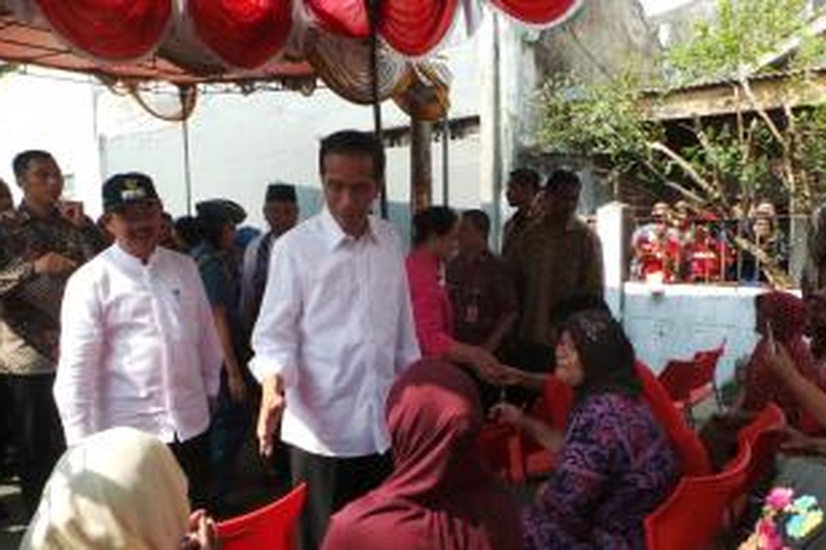 Presiden Joko Widodo saat membagikan sembako bagi warga Tanah Tinggi, Jakarta Pusat, Sabtu (29/8/2015). 