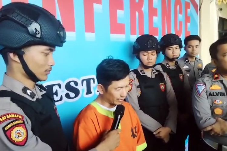 Tersangka penabrak satu keluarga hingga tewas, Antoni Romansyah (44) saat dihadirkan dalam konferensi pers di Mapolresta Pekanbaru, Riau, Kamis (2/1/2025).