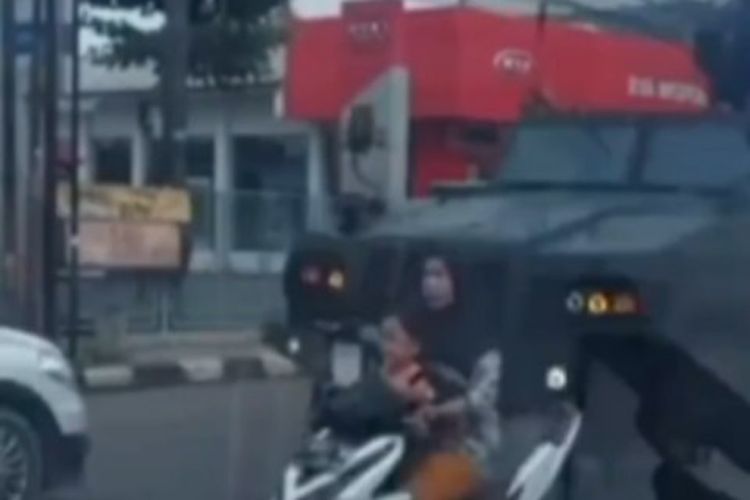 Pengendara motor tertabrak iring-iringan kendaraan taktis di Purwakarta