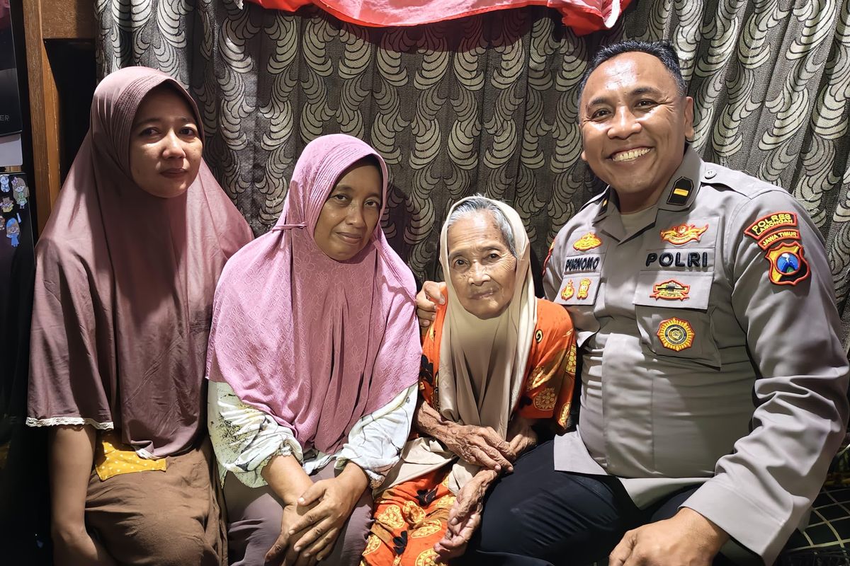 Nasikah bersama kedua anaknya, Sri Rahayu dan Fitriya saat dijenguk IPDA Purnomo, Sabtu (28/6/2025)