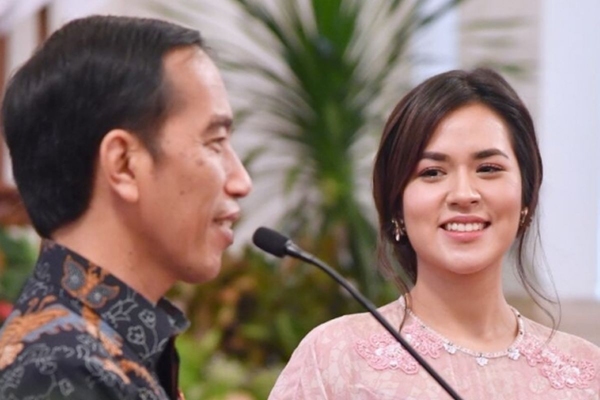 Presiden Joko Widodo bersama penyanyi Raisa saat pembukaan Munas VII PAPPRI sekaligus memperingati Hari Musik Nasional 2017 di Istana Merdeka, Jakarta, Kamis (9/3/2017).